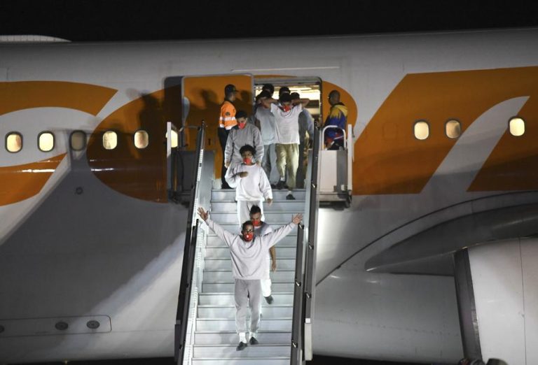 Gobierno de Maduro recibe a los deportados de Guantánamo