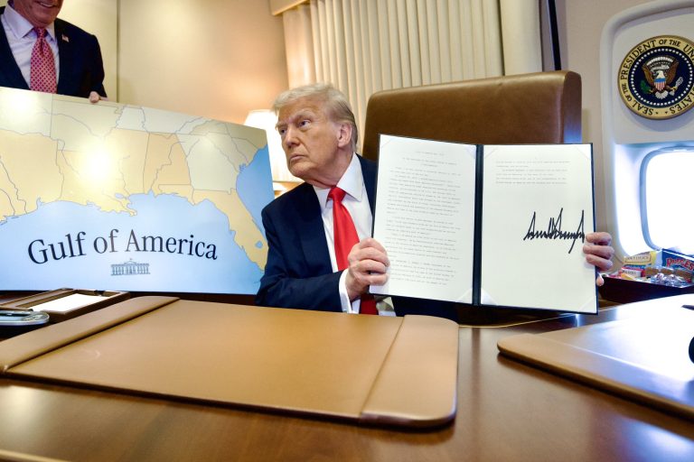 Trump firma orden ejecutiva y decreta el «Día del golfo de América»