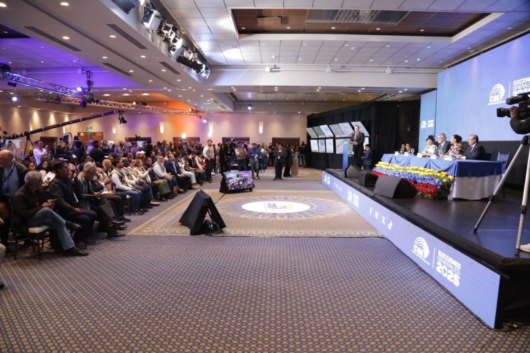 Ecuador va a segunda vuelta para presidenciales en abril