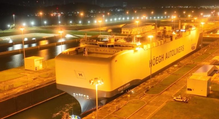 El buque portavehículos más grande del mundo cruzó el Canal de Panamá