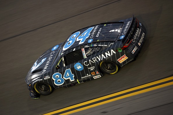 Jimmie Johnson lidera la carrera en el Daytona International Speedway