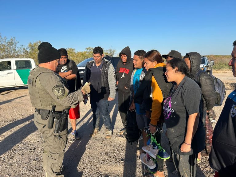 Disminuye el cruce de migrantes por la frontera de Texas