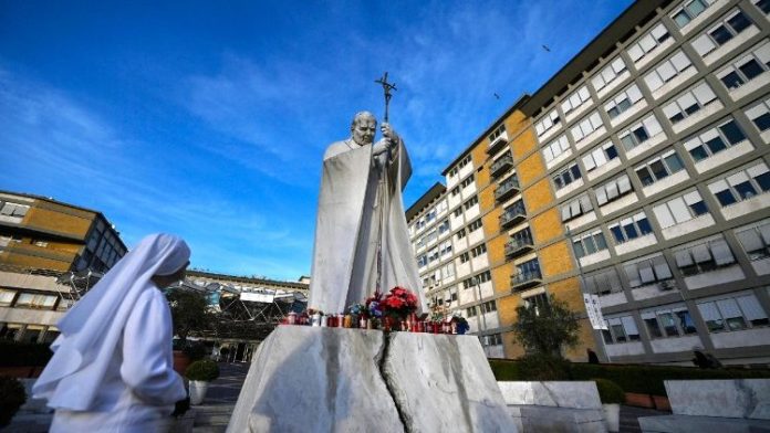 Papa Francisco sigue hospitalizando con tratamiento para la bronquitis