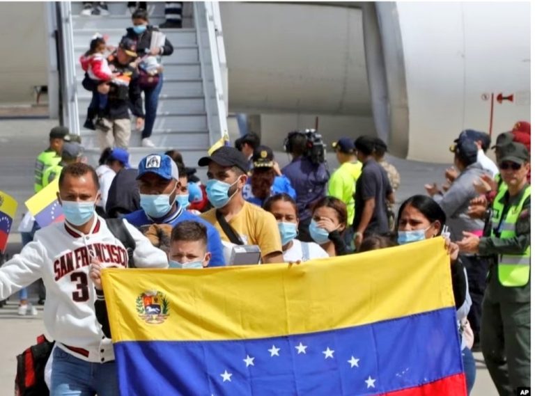 En un avión de EE.UU. llegan 175 migrantes deportados a Venezuela