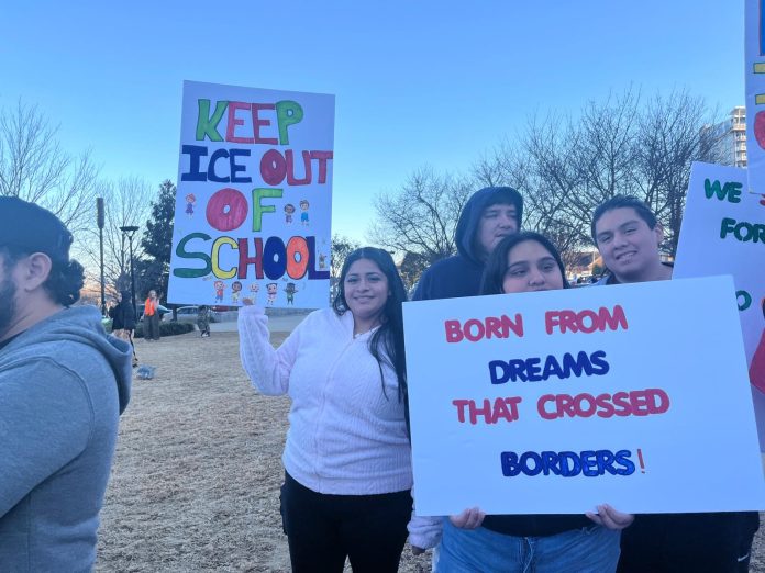 Multitudinaria marcha en Charlotte en apoyo a los inmigrantes