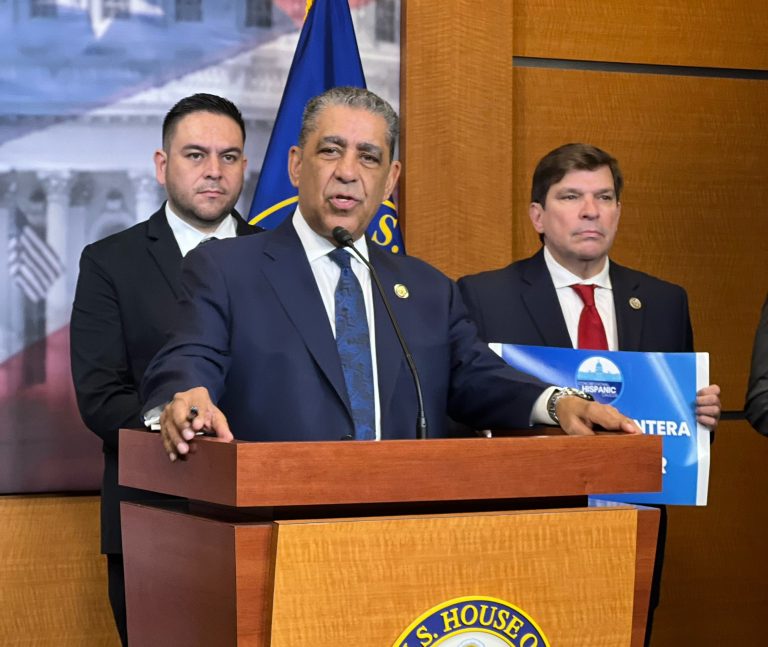 Demócratas buscan bloquear redadas de ICE en "lugares sensibles"