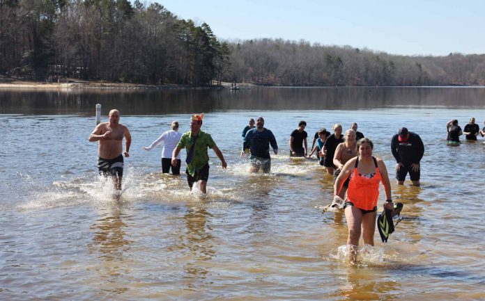 Desafío en el frío por una noble causa en el Polar Plunge