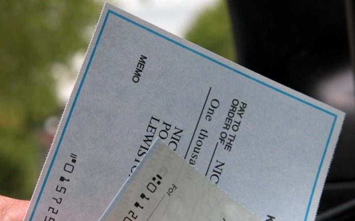 Empleado postal y cómplice sentenciados por robo de cheques
