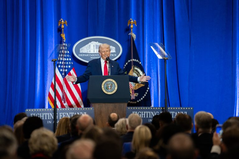 Donald Trump desde el Departamento de justica-min