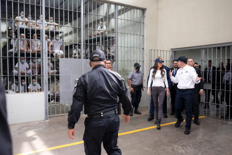 Kristi Noem desde la cárcel de El Salvador amenazó a los indocumentados