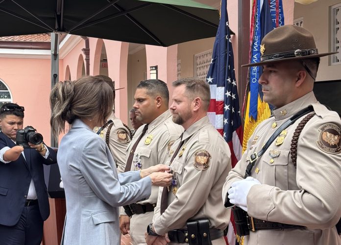 Kristi Noem entrega reconocimientos a dos agentes de CBP
