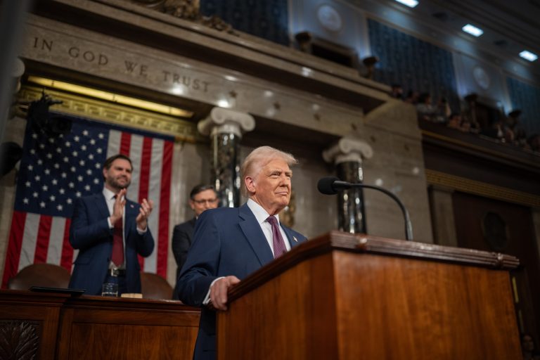 Gobierno de Trump pidió al Supremo seguir deportando a migrantes