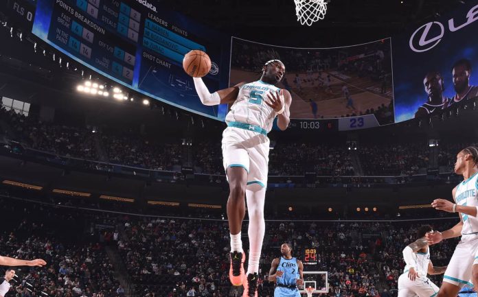 Los tiros de tres puntos de Charlotte Hornets se estabilizan en Inglewood