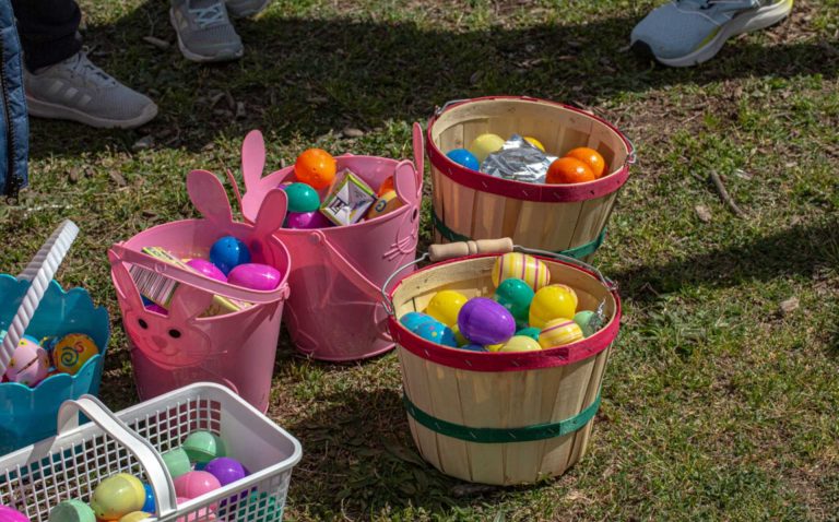 Búsqueda de huevos de pascua en escuela primaria