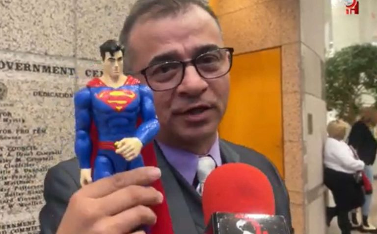 Superman y la realidad migratoria: El poderoso mensaje de Manolo Betancur
