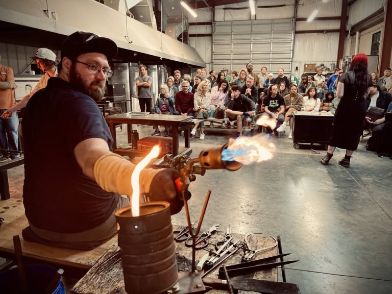 Demostración gratuita de soplado de vidrio en Hot Glass Alley
