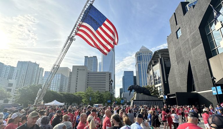 CMPD rinde homenaje a los héroes caídos un año después