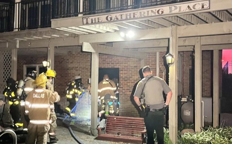 Rescatan a una persona del techo durante incendio en vivienda