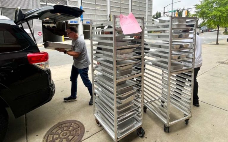 Charlotte Knights implementa el programa de ahorro de alimentos "Pass the Plate"