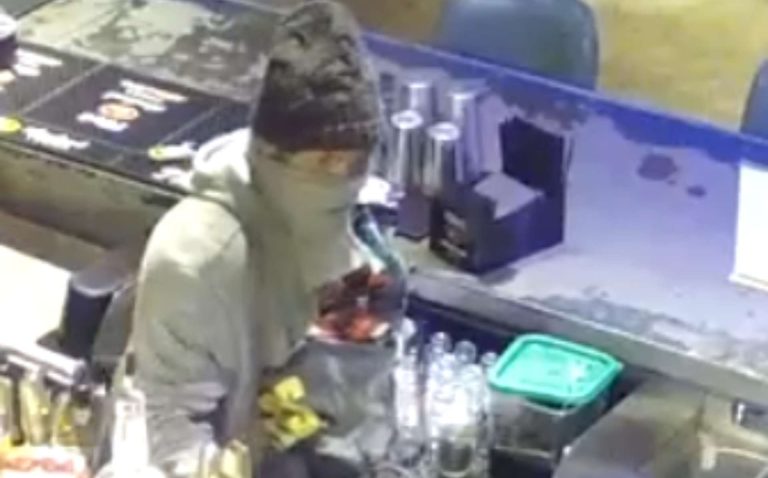 CMPD solicita ayuda para atrapar a sospechosos en robos comerciales