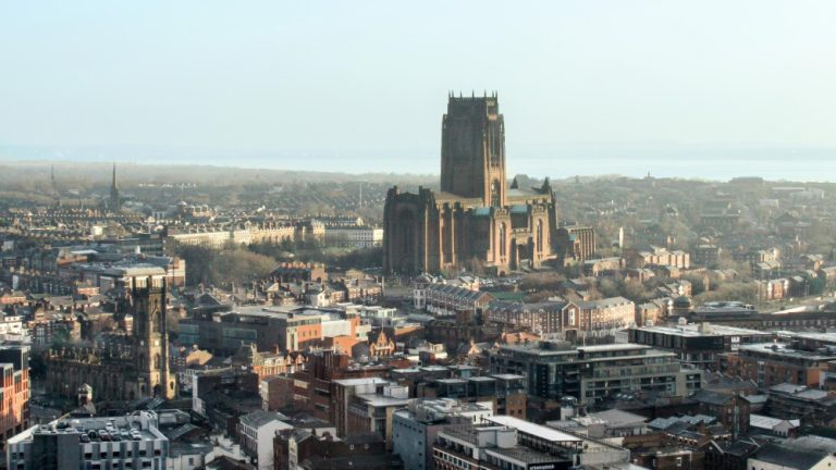 Decenas de heridos por atropello masivo en Liverpool