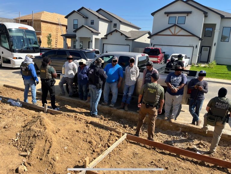 Detienen a 31 migrantes indocumentados en dos obras de construcción