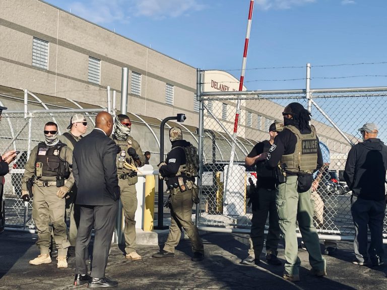 Detienen al alcalde de Newark en una protesta a favor de migrantes