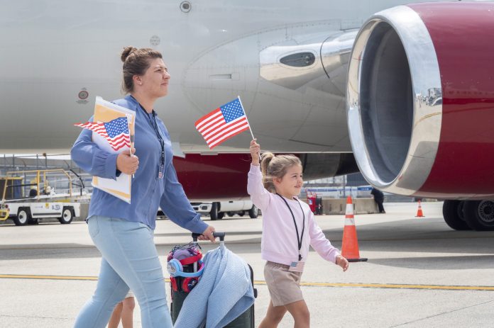 Gobierno de Trump recibió al primer grupo de refugiados afrikáneres