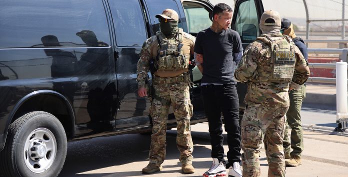 ICE expulsó a un migrante mexicado buscado por varios delitos