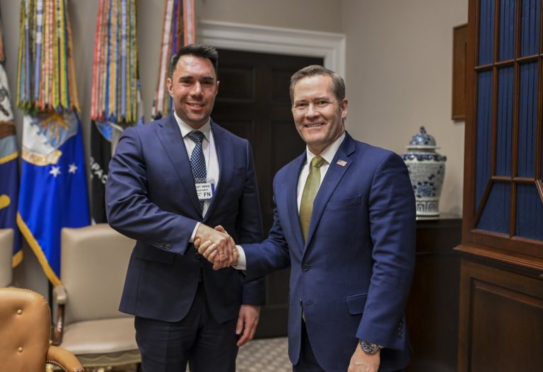 Mike Waltz fue nominado como embajador de la ONU