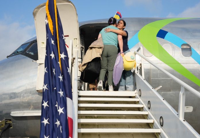 Primer vuelo con autodeportados de EE.UU. llegó a Honduras y Colombia