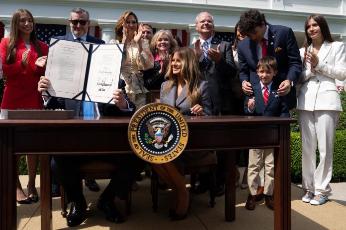 Trump y su esposa firman ley para proteger a los niños de abusos sexuales