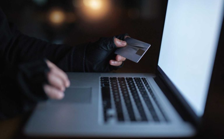 Una mujer se declara culpable de fraude electrónico y robo de identidad