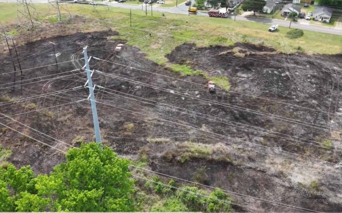 Fuego cerca de subestación eléctrica y viviendas obligó a evacuar a familias