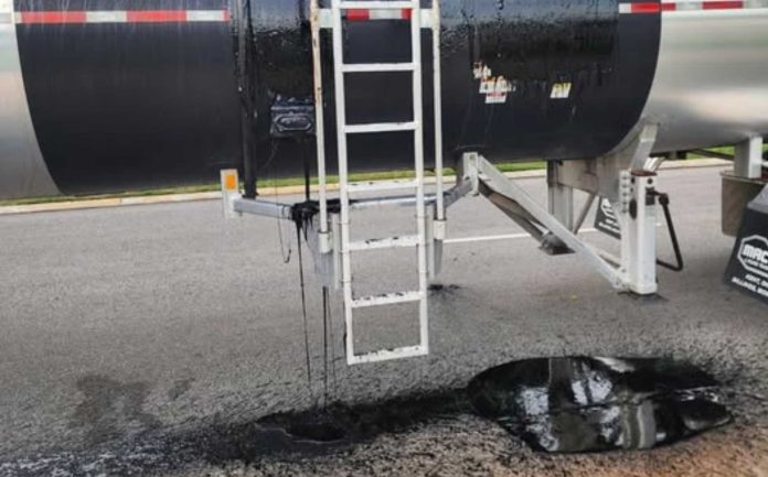 Fuga de alquitrán en Rock Hill complica el tránsito en Cherry Road