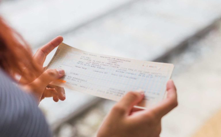 Ex trabajador postal sentenciado por robar millones en cheques fraudulentos