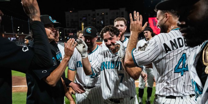 Fletcher conecta un jonrón de tres carreras y los Knights vencen