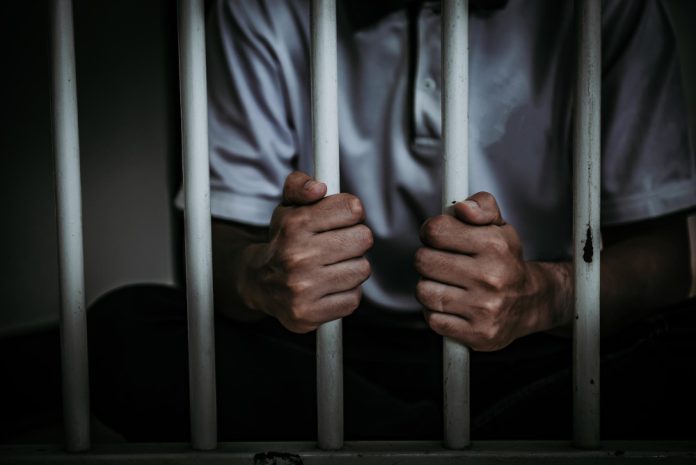 Alertan por nueva estafa de fianzas a las familias de detenidos en NC