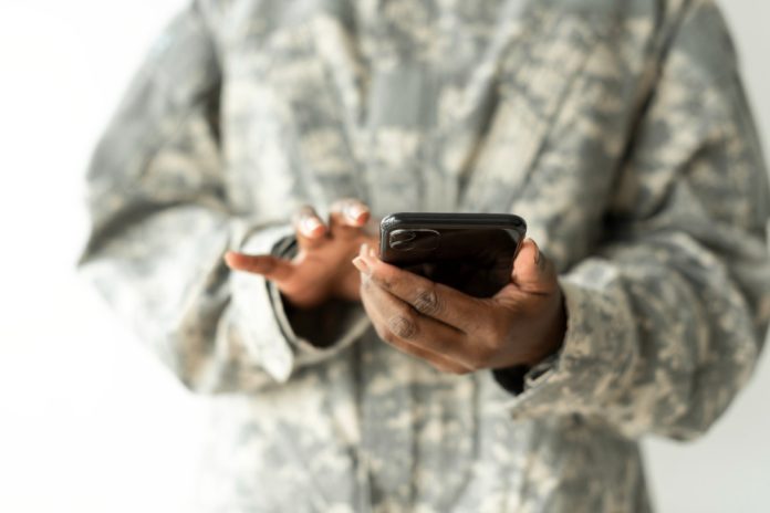 Empresa de telefonía celular paga multa por imponer cargos ilegales a militares