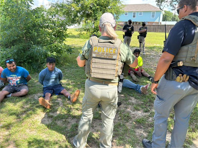Arrestan a 12 indocumentados en dos empresas en Texas