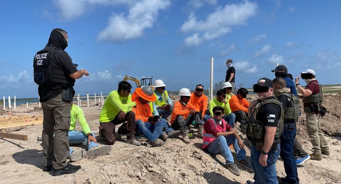 Arrestan a 25 migrantes indocumentados en obras de construcción de Texas