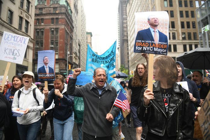 Arrestan al controlador de New York en una corte de migración