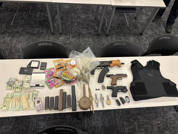 Redada en Uptown culmina con múltiples cargos contra joven de 19 años