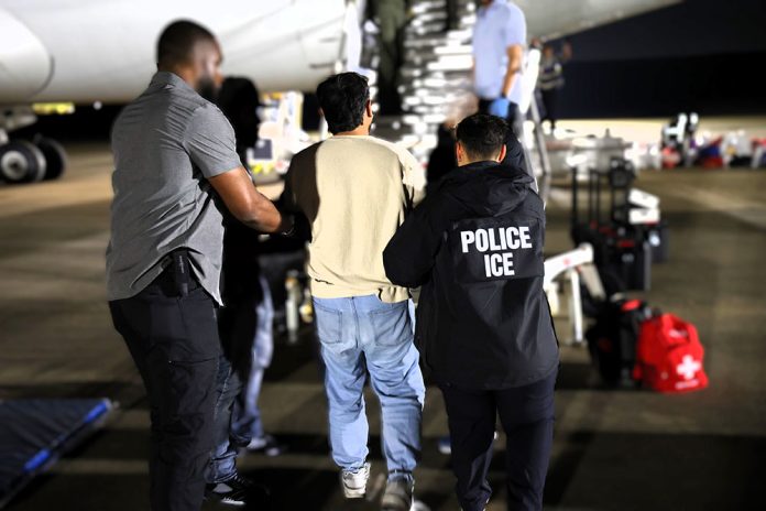ICE deportó a China más de 120 migrantes indocumentados