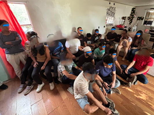 ICE logra la detención de 16 migrantes indocumentados escondidos en Texas