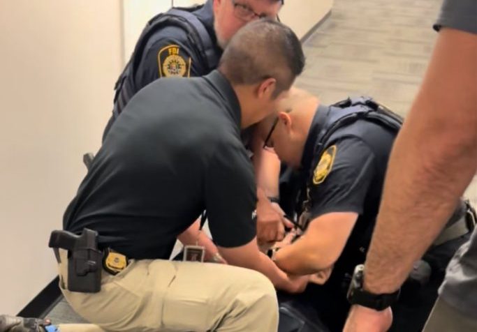 Sacan a la fuerza a un senador demócrata de la conferencia de Kristi Noem