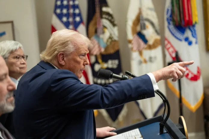 Trump prohibió y restringió la entrada a EE.UU. a 19 países