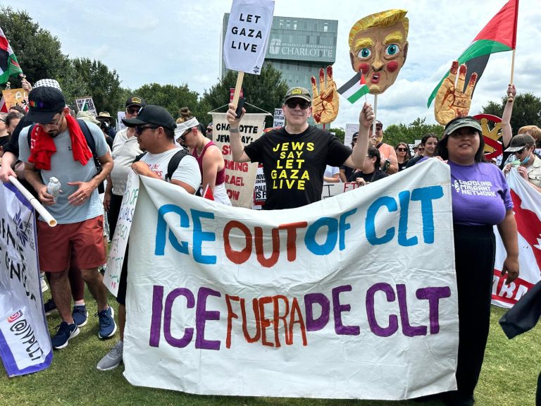 “No Kings” alzó la voz contra el autoritarismo en Charlotte