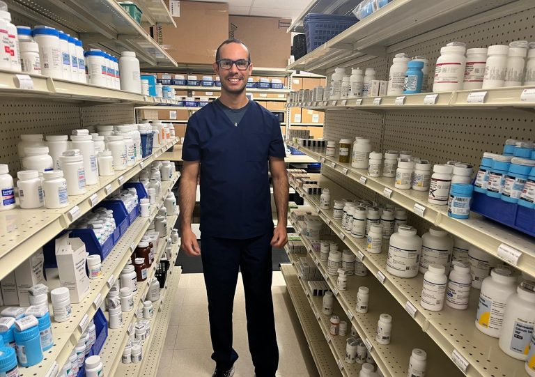 Farmacéutico venezolano logra reinsertarse en el sistema de salud en EE.UU.