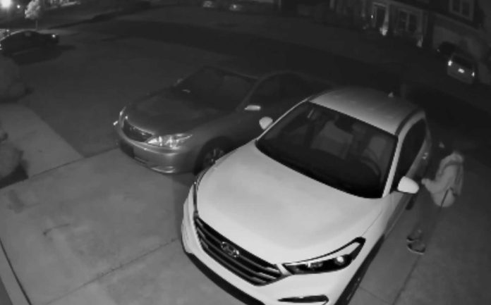 Cámaras registran a ladrón que desiste al encontrar un auto cerrado